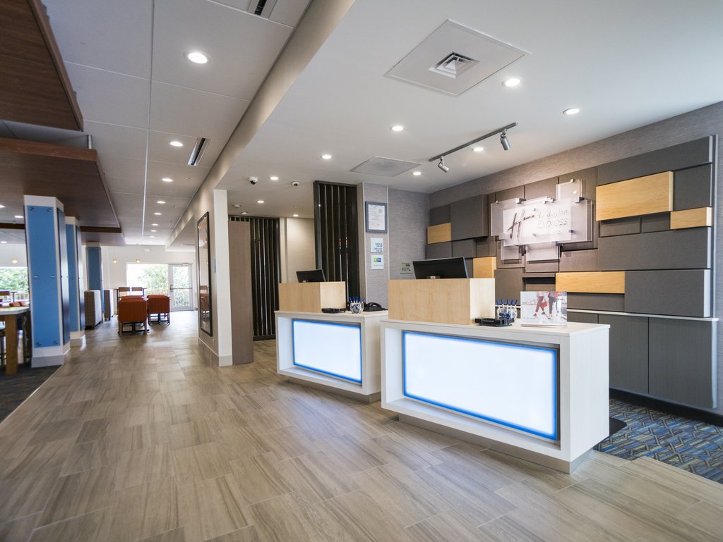 Holiday Inn Express & Suites Southaven - Front Desk