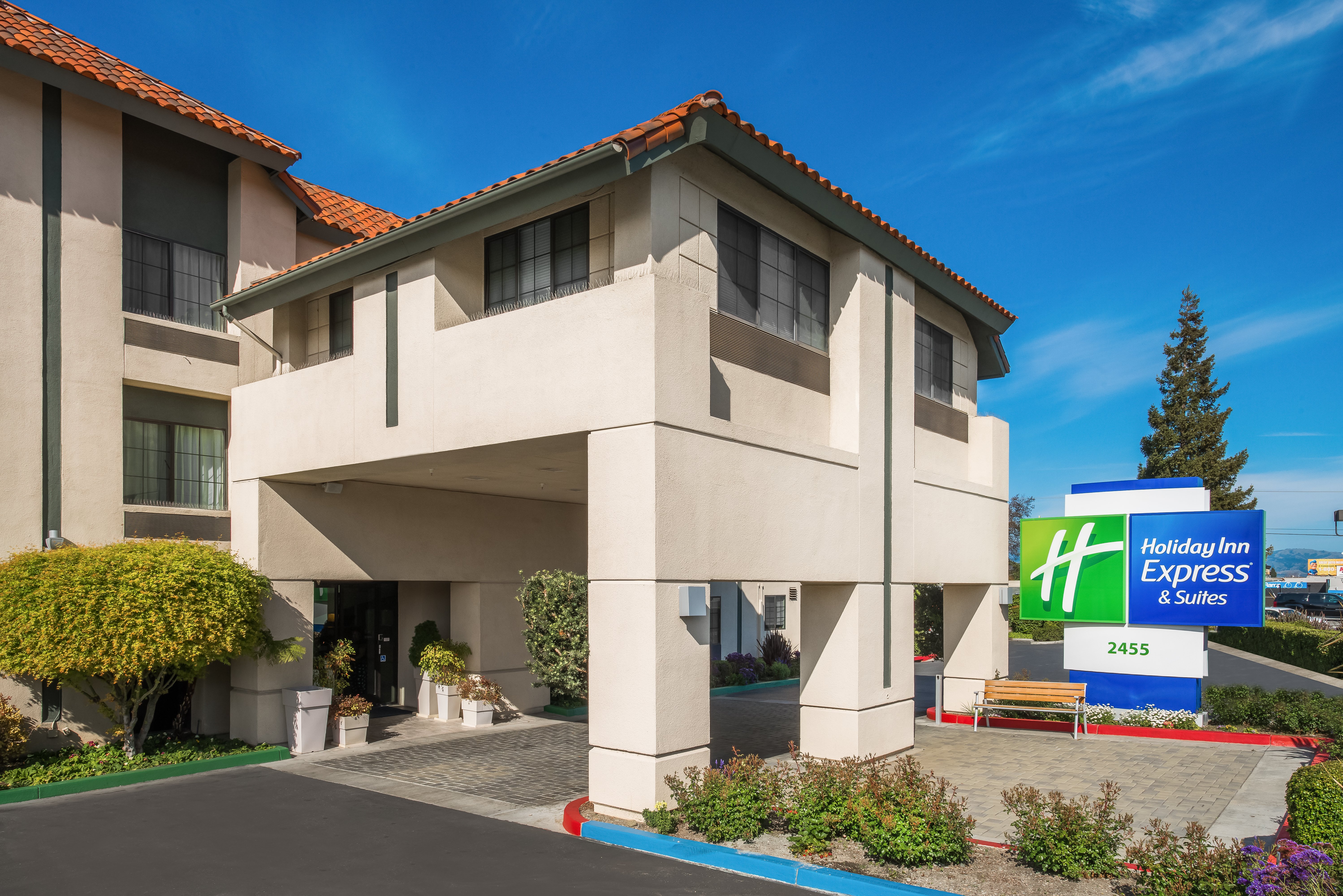 Holiday Inn Express Hotel & Suites