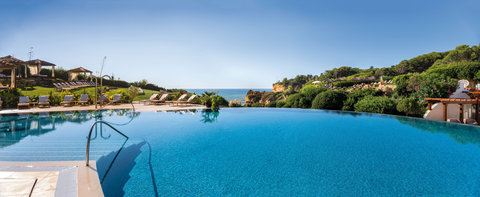 Clubhouse infinity pool