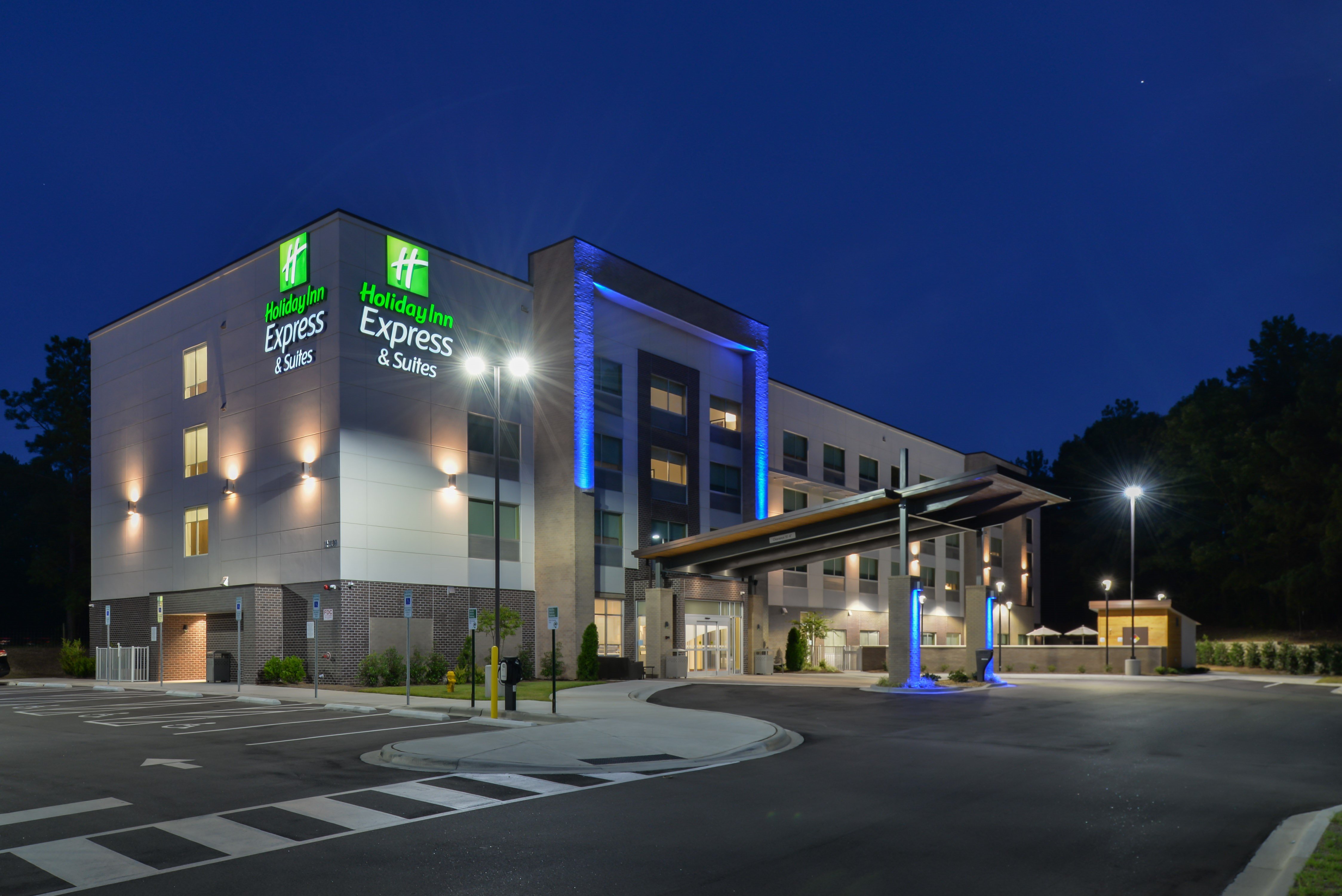 Holiday Inn Express & Suites Charlotte- Tourist Class Charlotte, NC ...