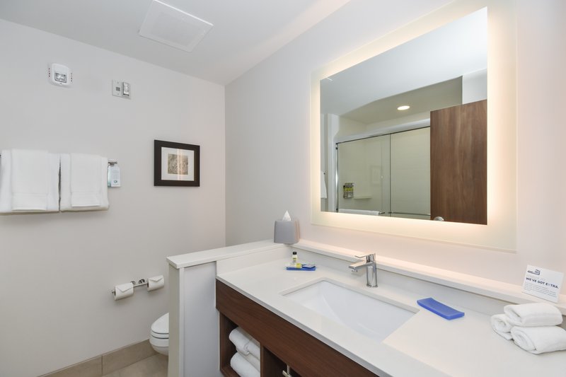 Holiday Inn Express and Suites Charlotte – Ballantyne