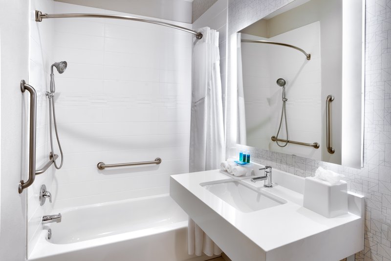 1 KING BD HEAR MOBILITY ACCESS TUB NOSMK