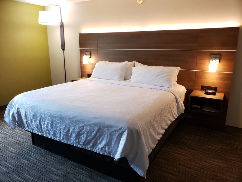 HOLIDAY INN EXPRESS EDGEWOOD