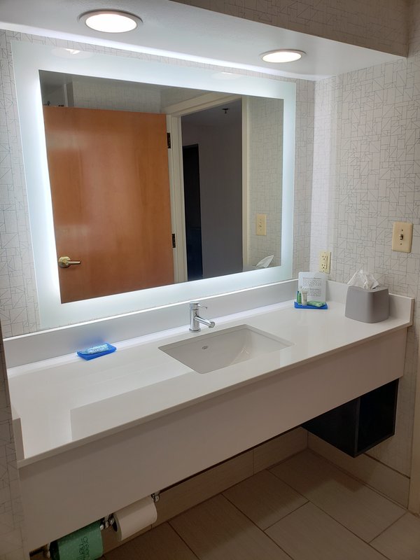 HOLIDAY INN EXPRESS EDGEWOOD