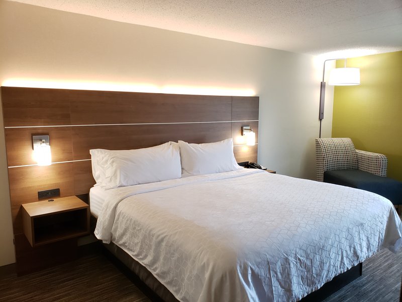 HOLIDAY INN EXPRESS EDGEWOOD