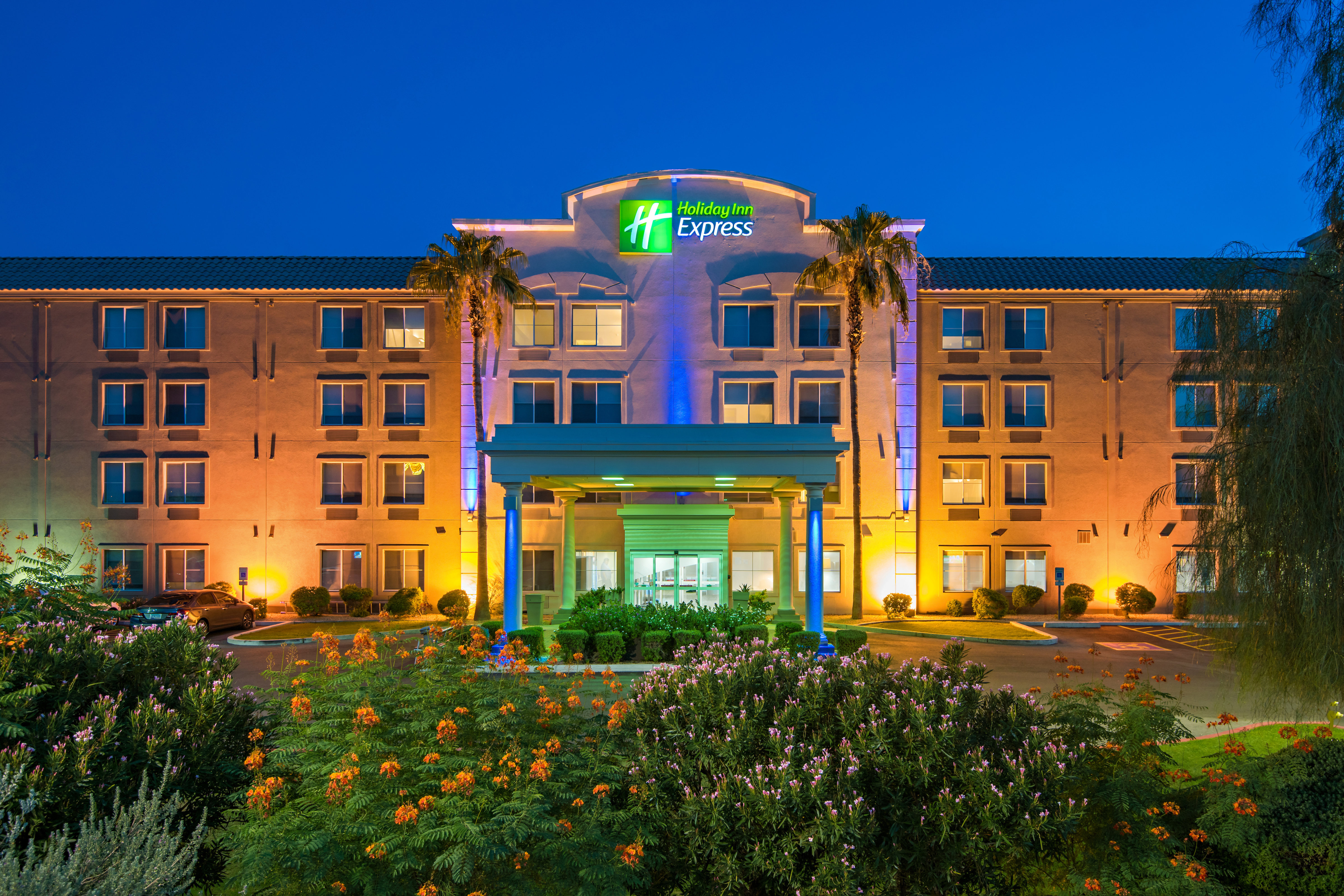 Holiday Inn Express Hotel & Suites