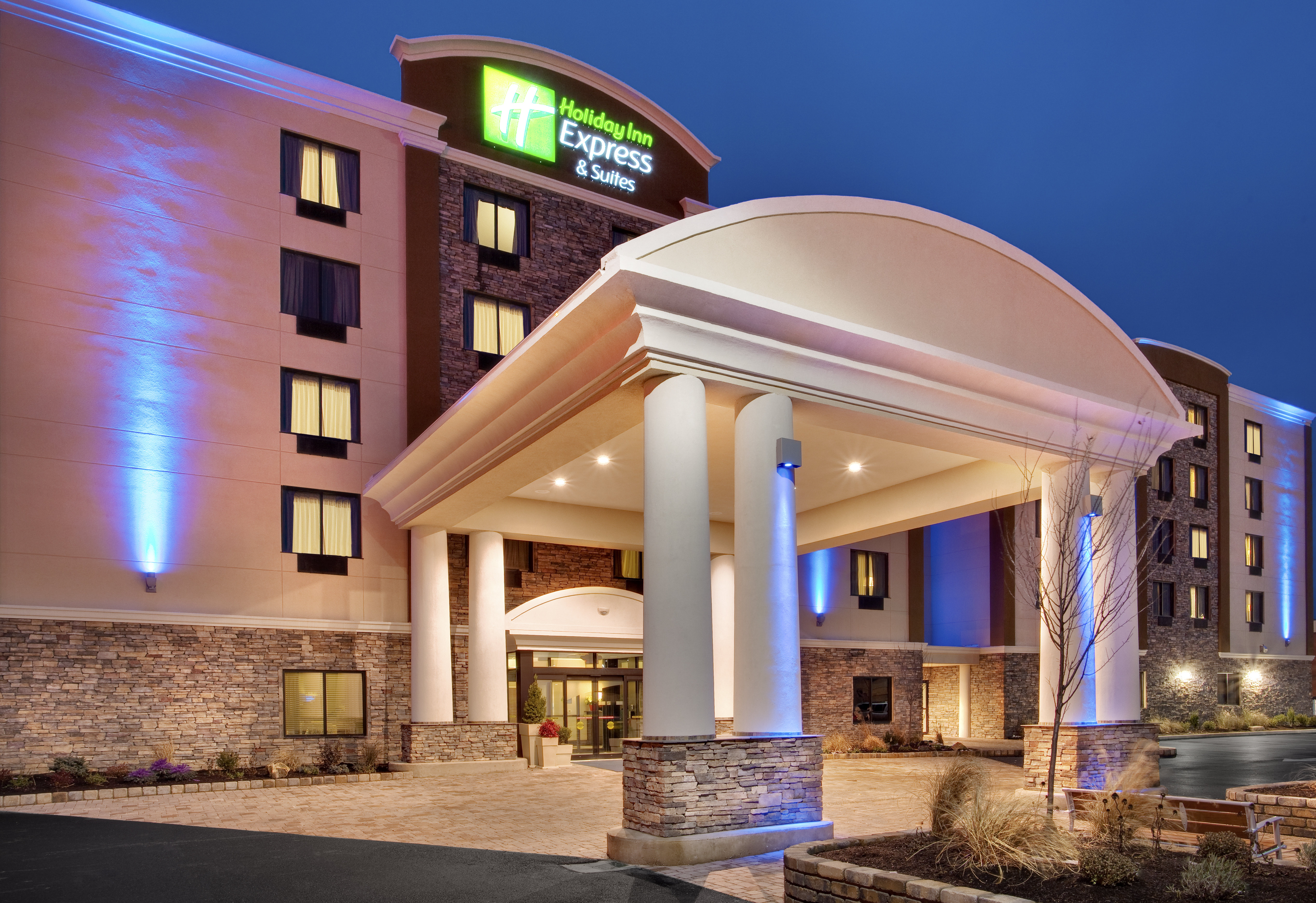 Holiday Inn Express Hotel & Suites