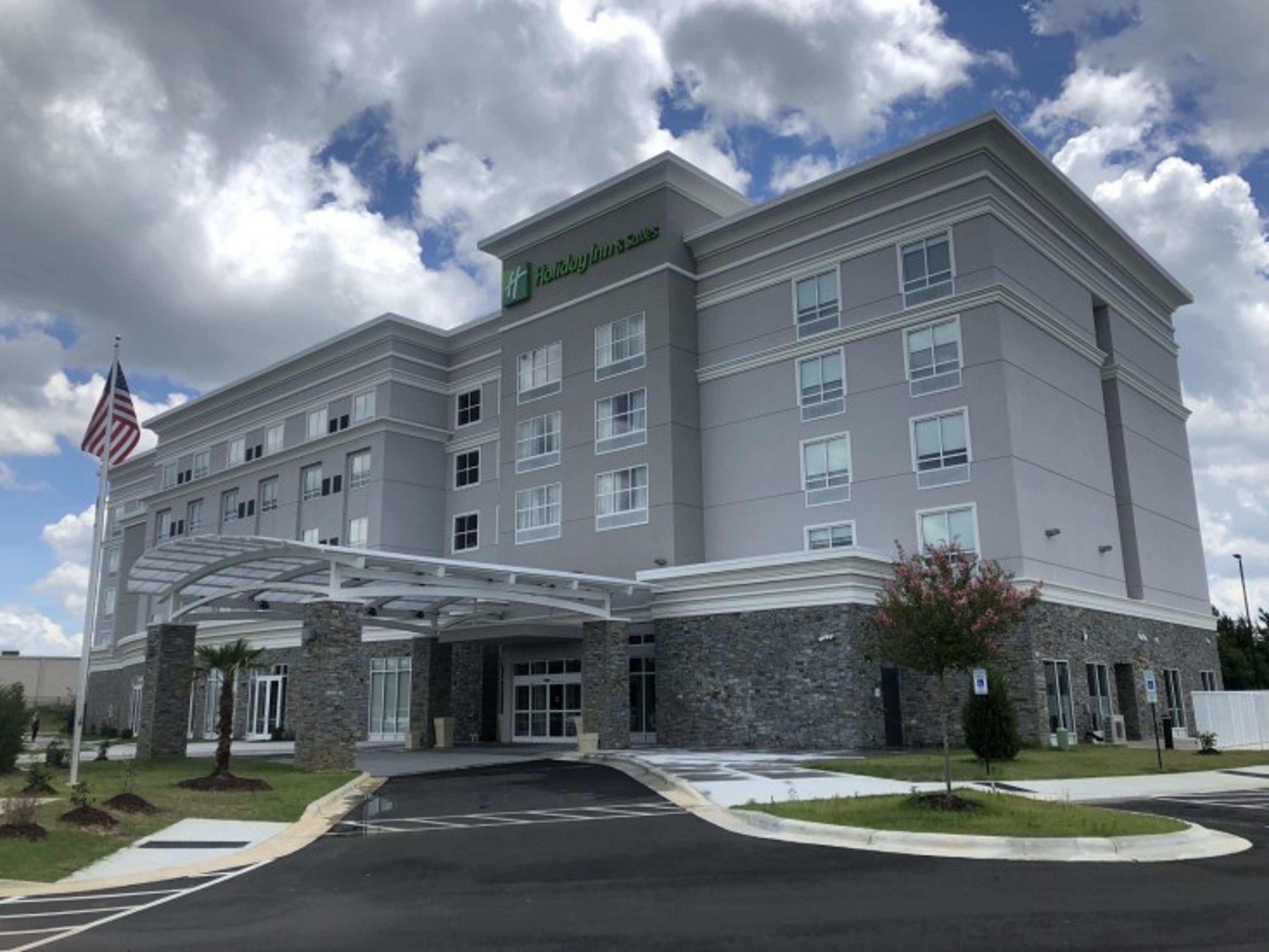 Holiday Inn & Suites Fort Bragg Area