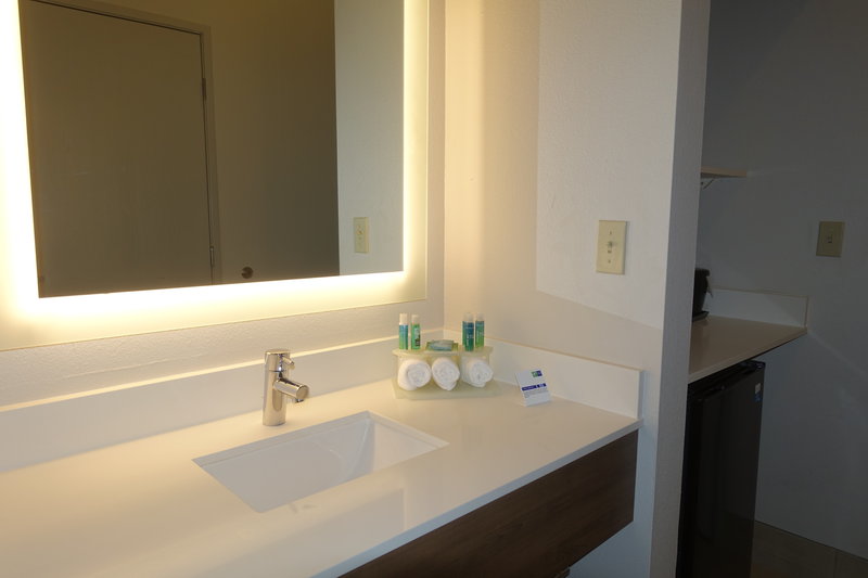 Holiday Inn Express and Suites Brentwood