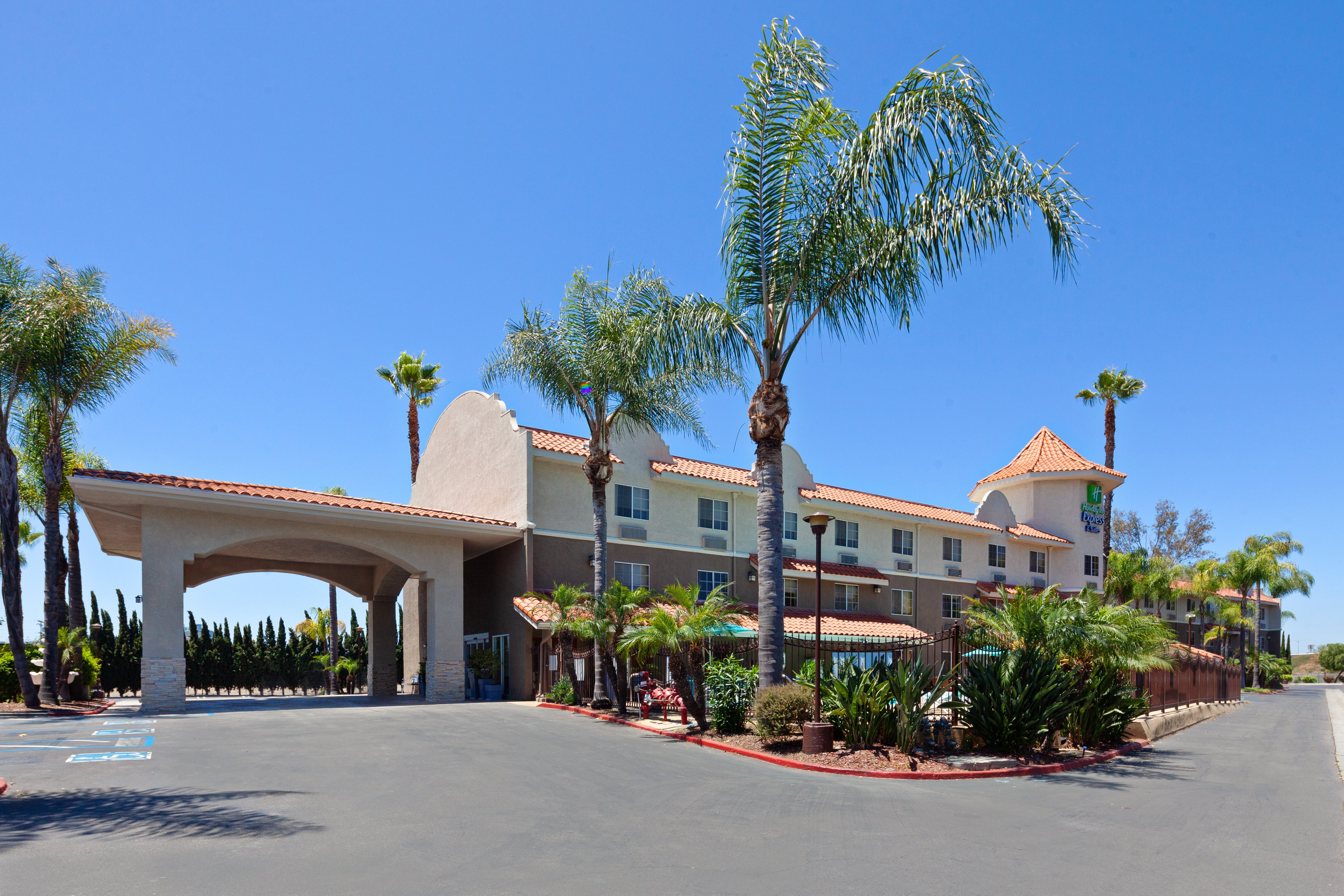 Holiday Inn Express Hotel & Suites