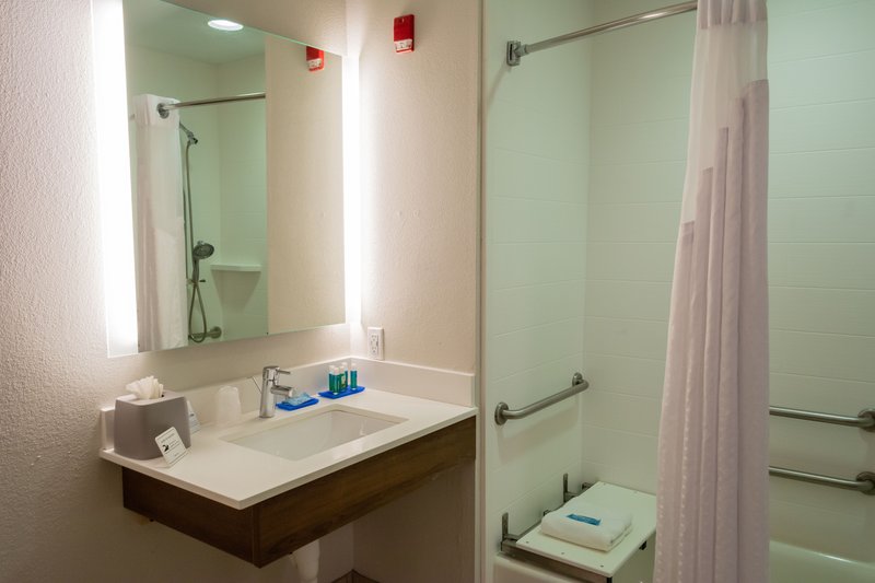 HOLIDAY INN EXP STES MUSKOGEE