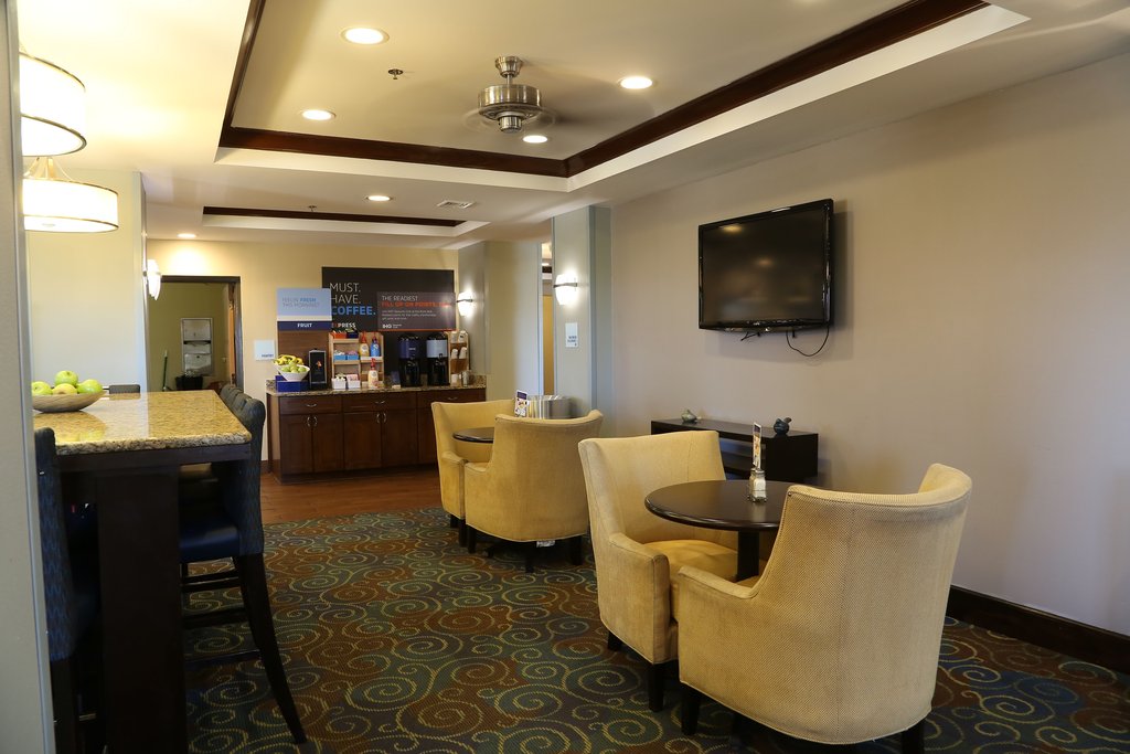 Holiday Inn Express & Suites CLEVELAND, Leflore