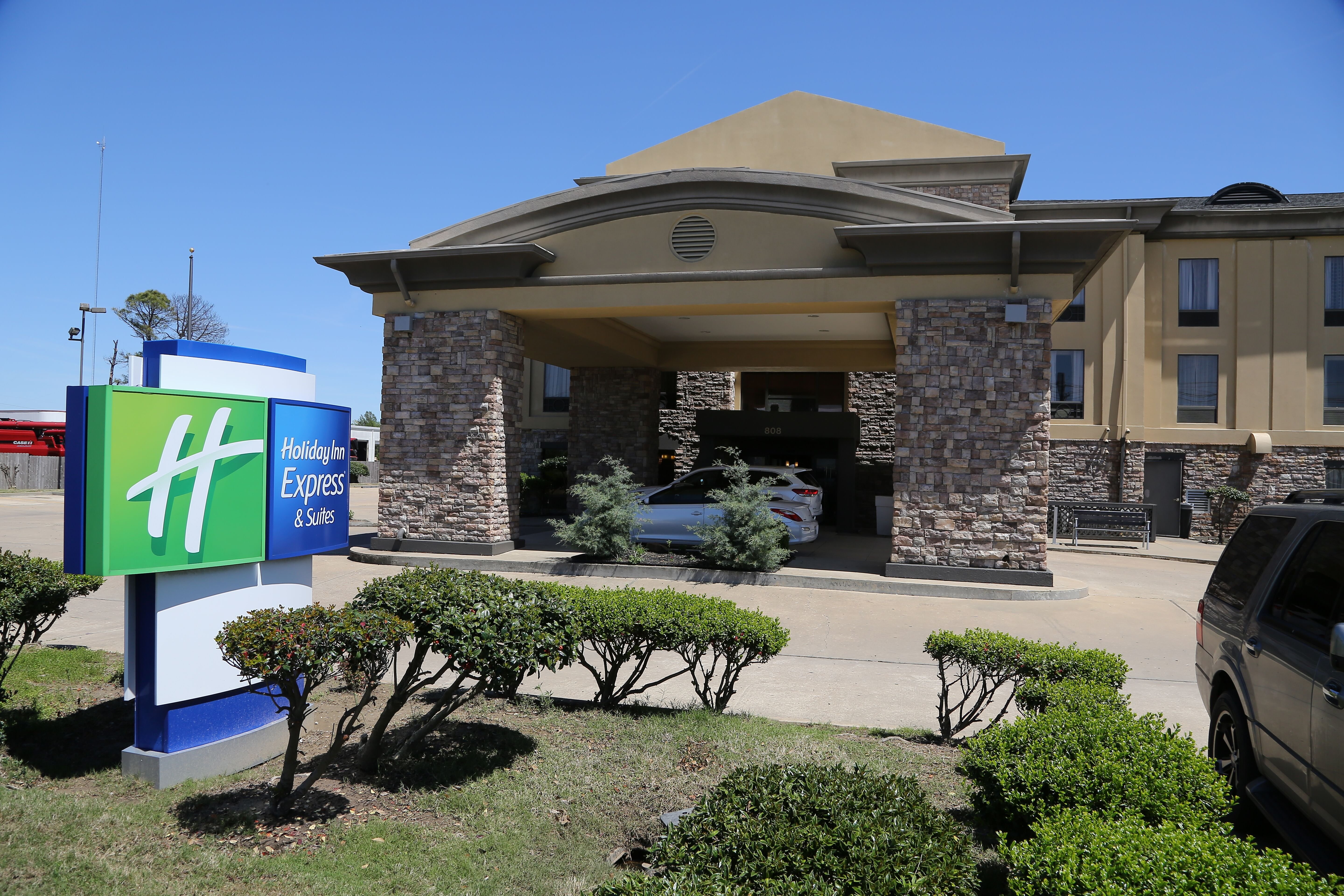 Holiday Inn Express Hotel & Suites