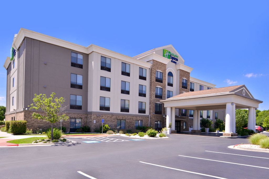 Best hotel to stay few minutes away from the airport.
