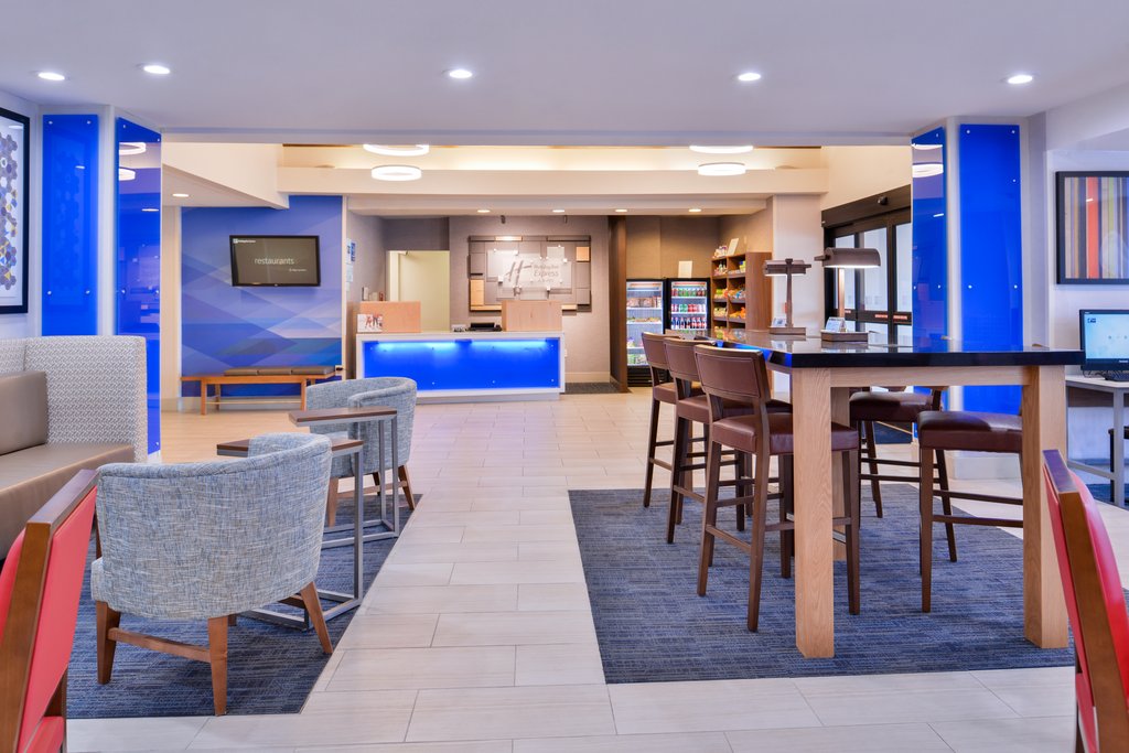 Enjoy and relax in the hotel lobby with free Wi-Fi.