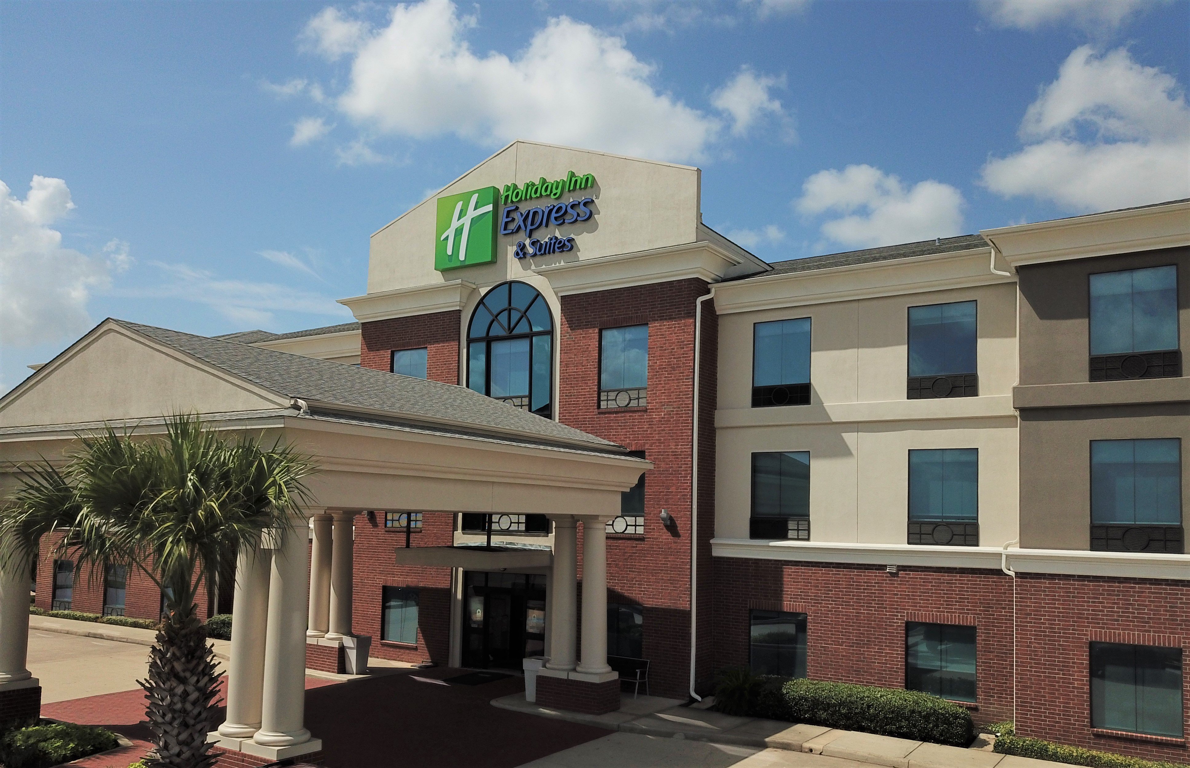 Holiday Inn Express Hotel & Suites