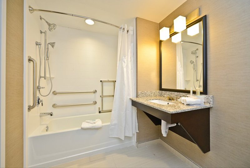 QUEEN HEAR MOBILITY ACCESSIBLE TUB NOSMK