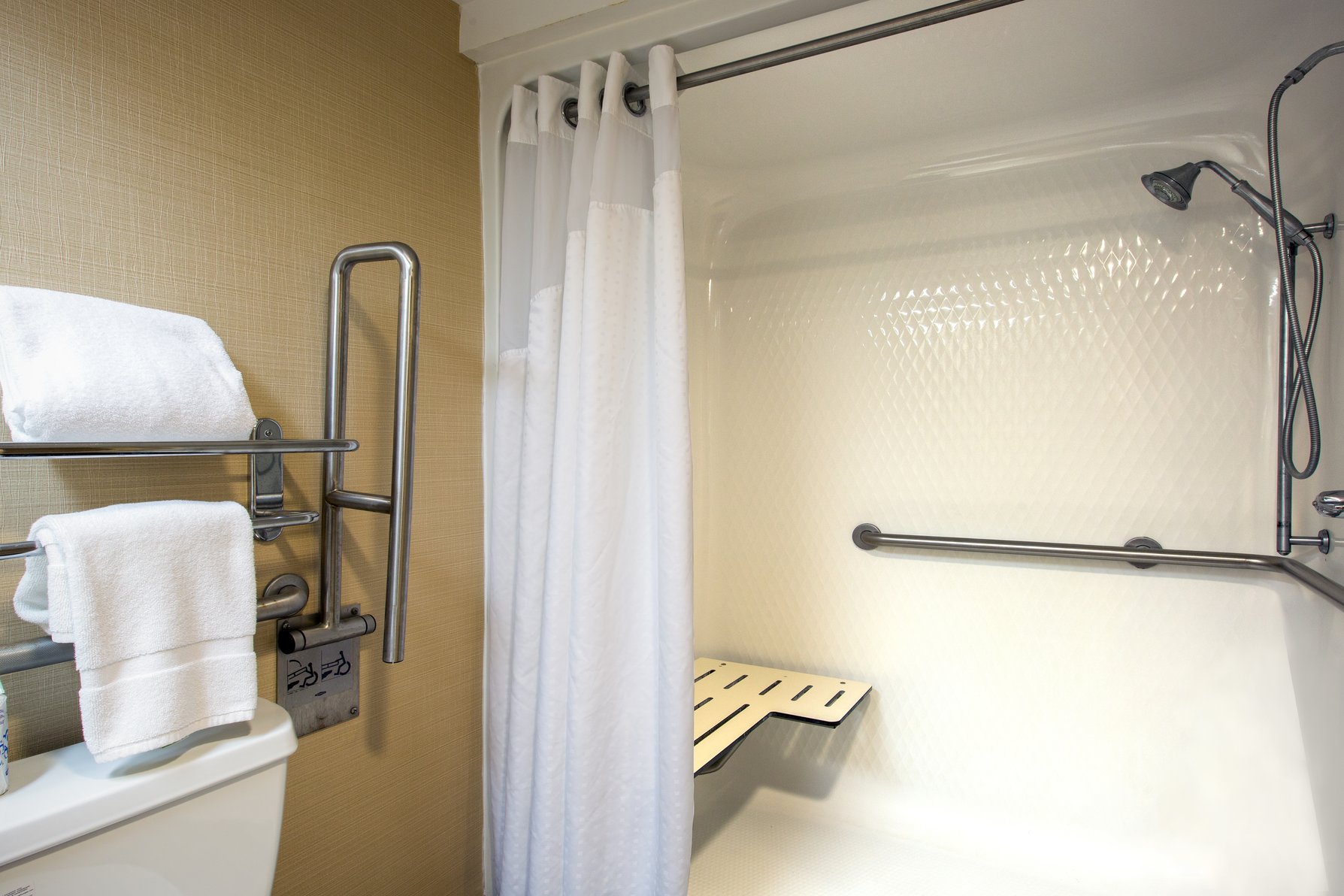 Holiday Inn Express Hotel & Suites Corinth Room Type - 1 King Standard Mobil Access Roll Shwr
