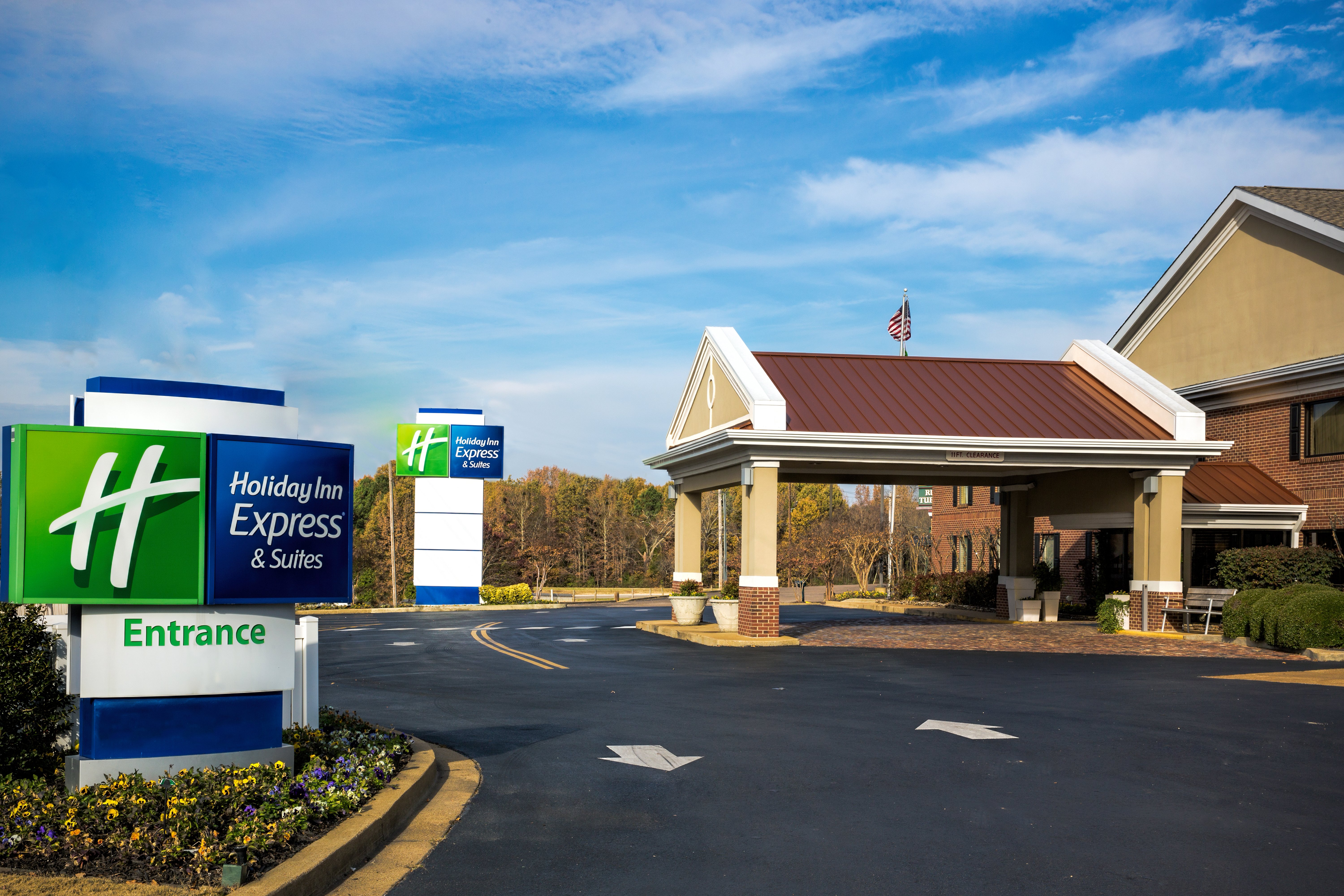 Holiday Inn Express Hotel & Suites