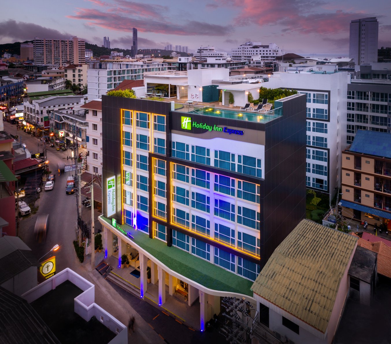 Holiday_Inn_Express_Pattaya_Central_Hotel_Exterior