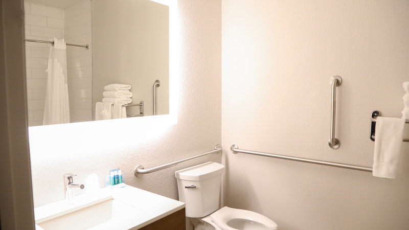 QUEEN MOBILITY ACCESSIBLE TUB NONSMOKING
