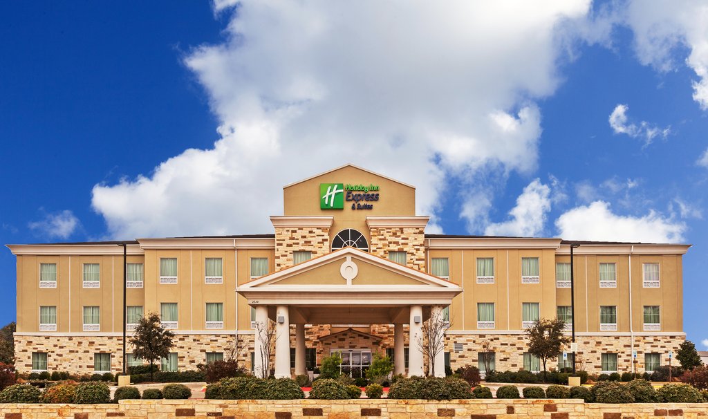 Welcome to the Holiday Inn Express & Suites Brady!