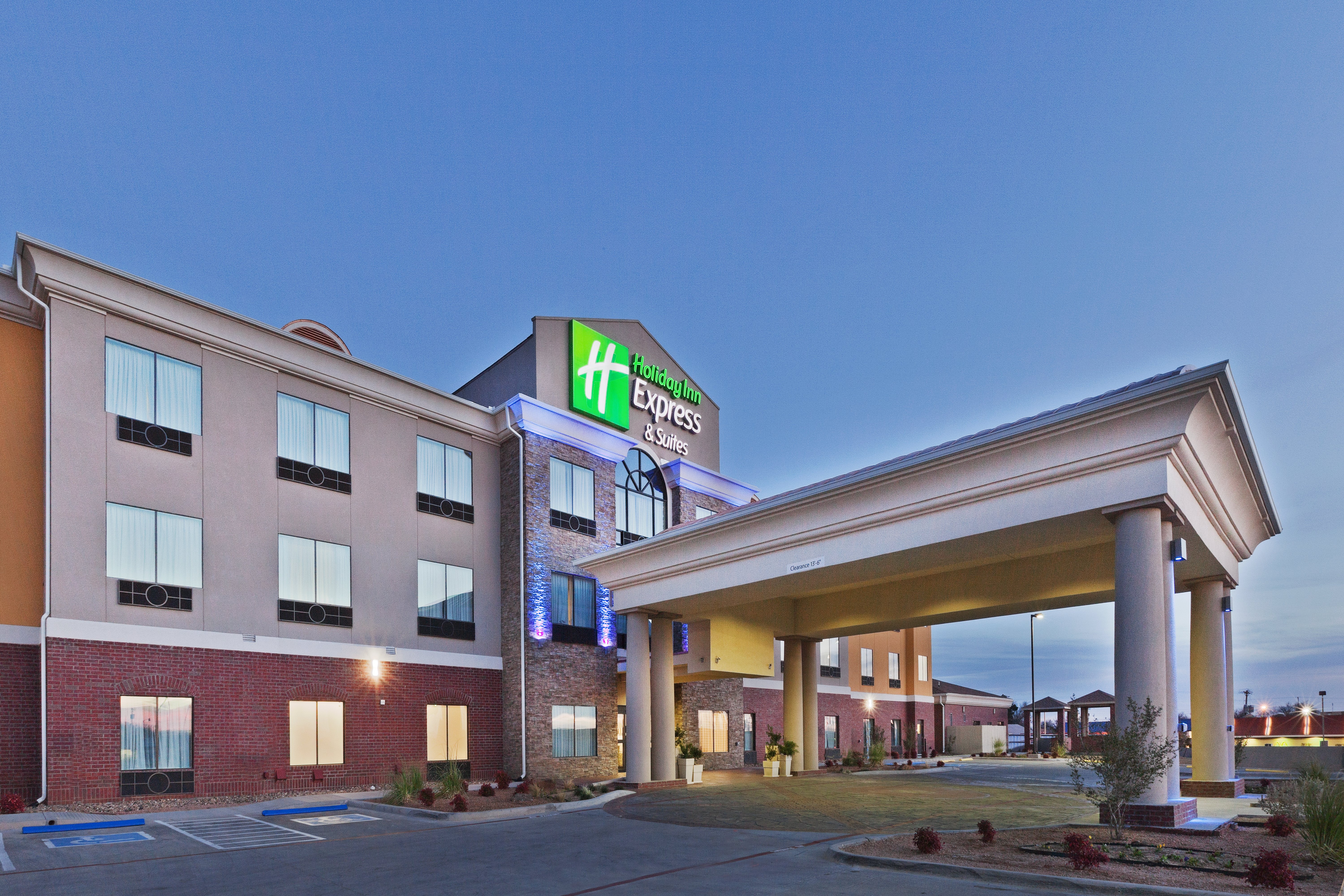 Holiday Inn Express Hotel & Suites
