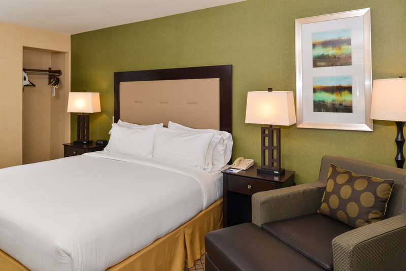 HOLIDAY INN EXPRESS WOODLAND