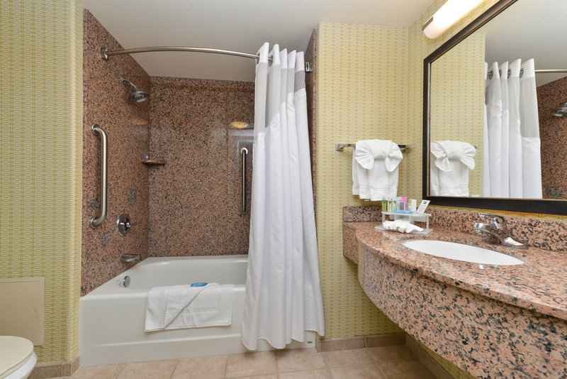 HOLIDAY INN EXPRESS WOODLAND