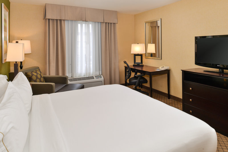HOLIDAY INN EXPRESS WOODLAND