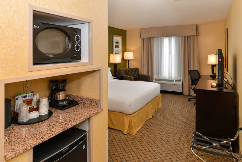 HOLIDAY INN EXPRESS WOODLAND