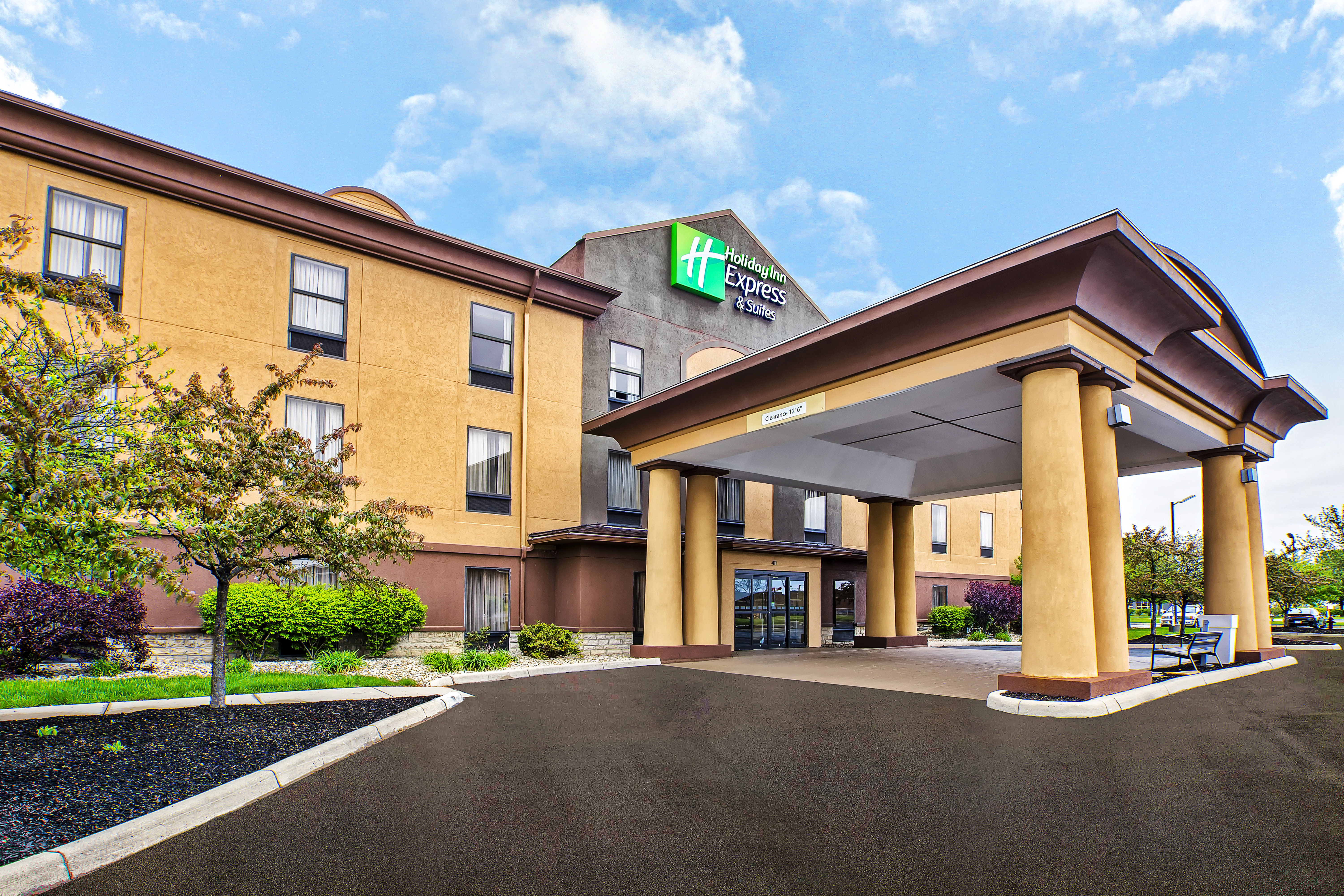Holiday Inn Express Hotel & Suites