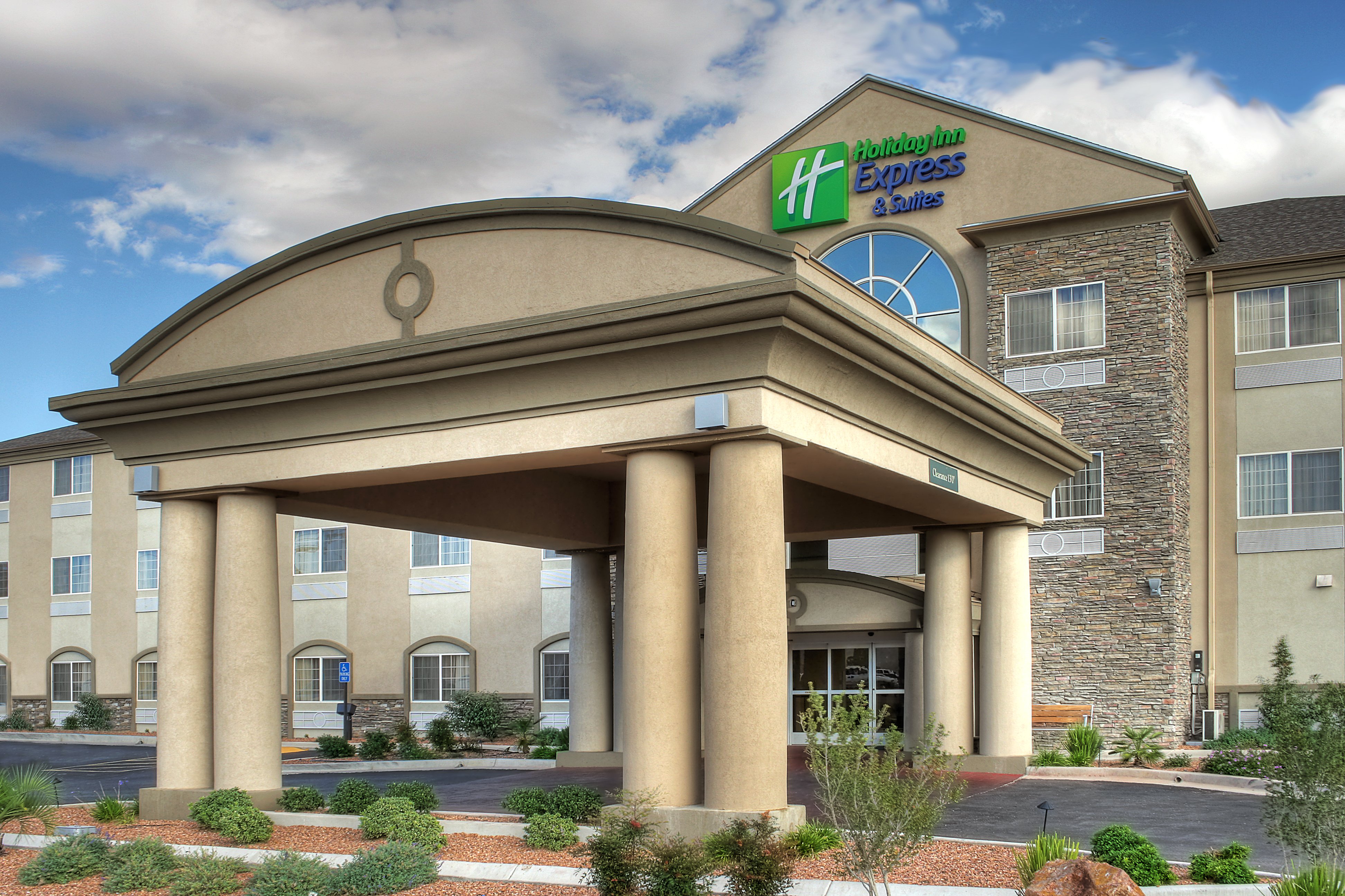 Holiday Inn Express Hotel & Suites