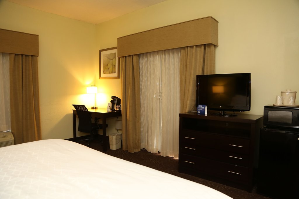 Holiday Inn Express & Suites CLEVELAND, Ashley
