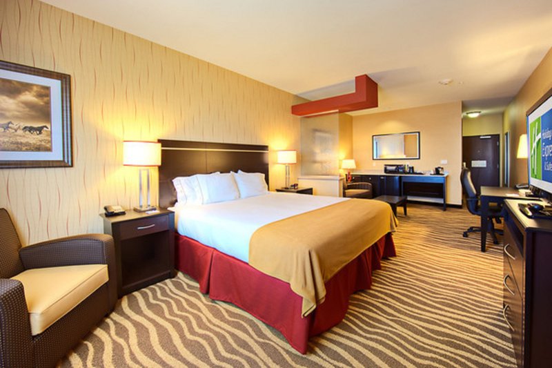 Holiday Inn Express and Suites Cotulla