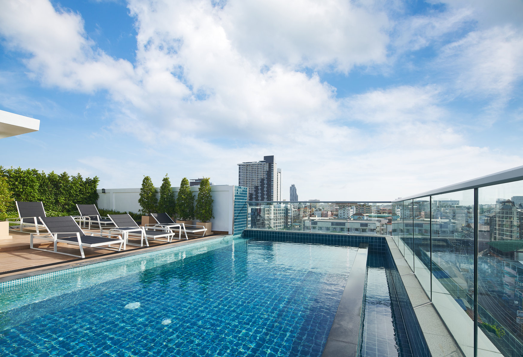 Holiday_Inn_Express_Pattaya_Central_Rooftop_Swimming_Pool02