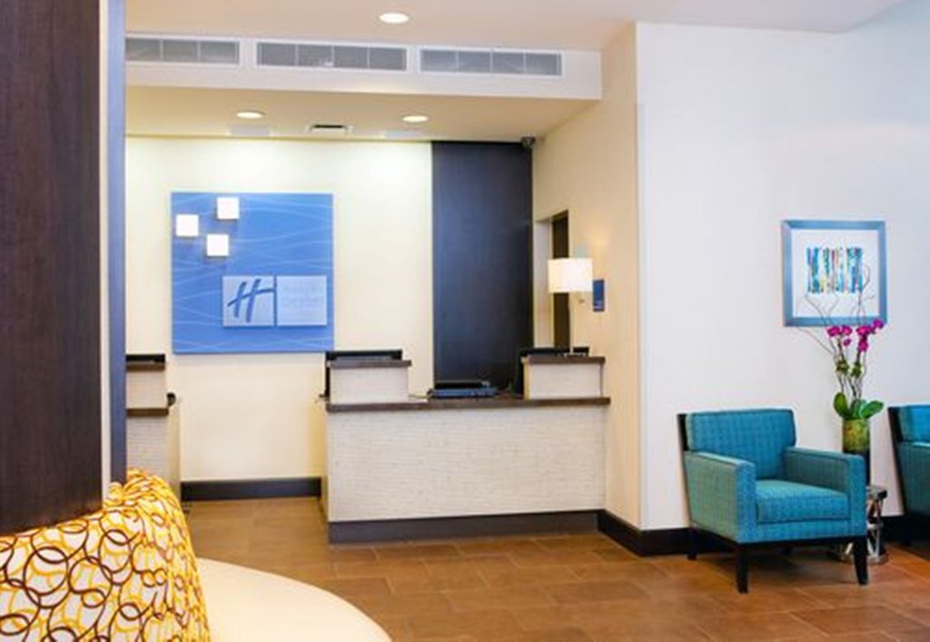 Holiday Inn Express Manhattan Times Square South Lobby entrance