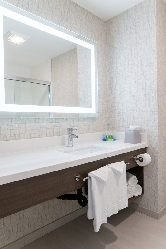 Holiday Inn Express and Suites Lake Forest – Irvine East