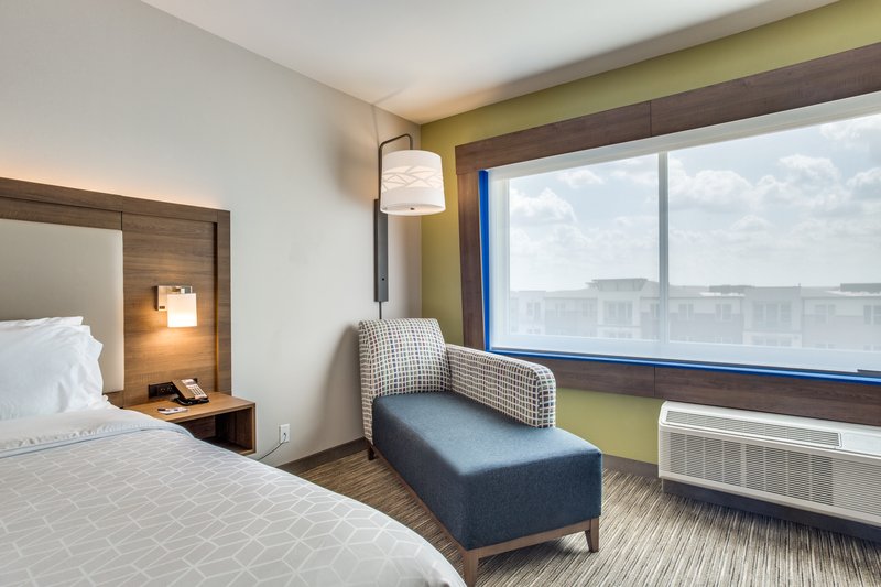 Holiday Inn Express and Suites Denton South
