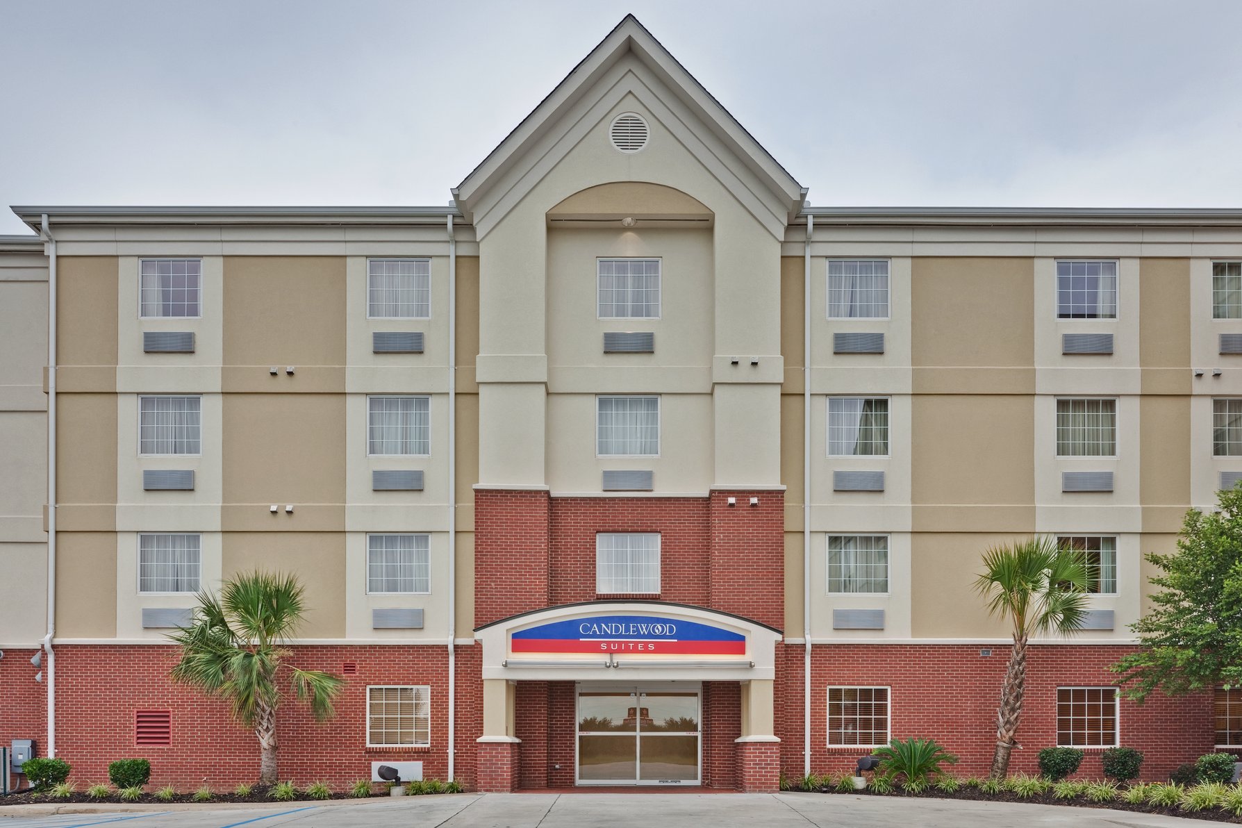 Welcome to the Holiday Inn & Suites Milwaukee Airport