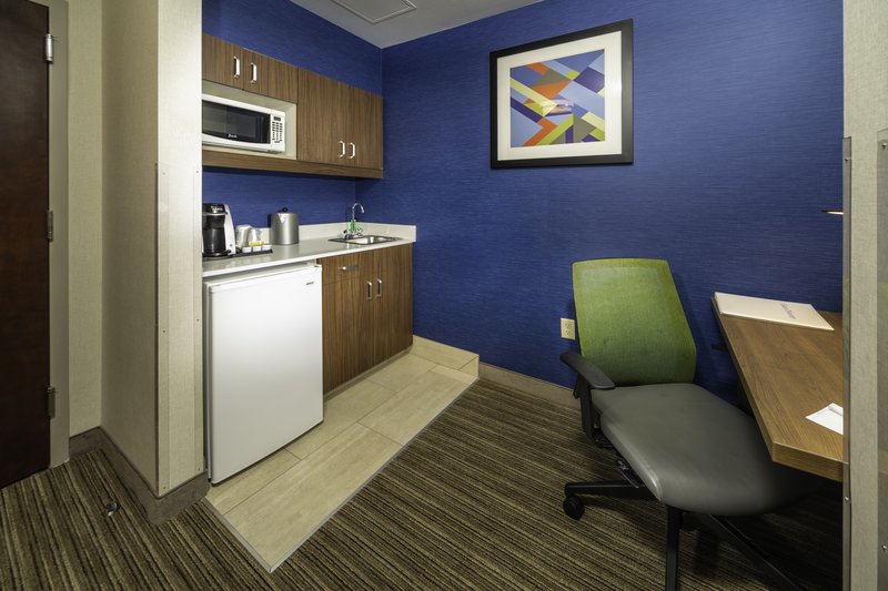 Holiday Inn Express Hotel & Suites