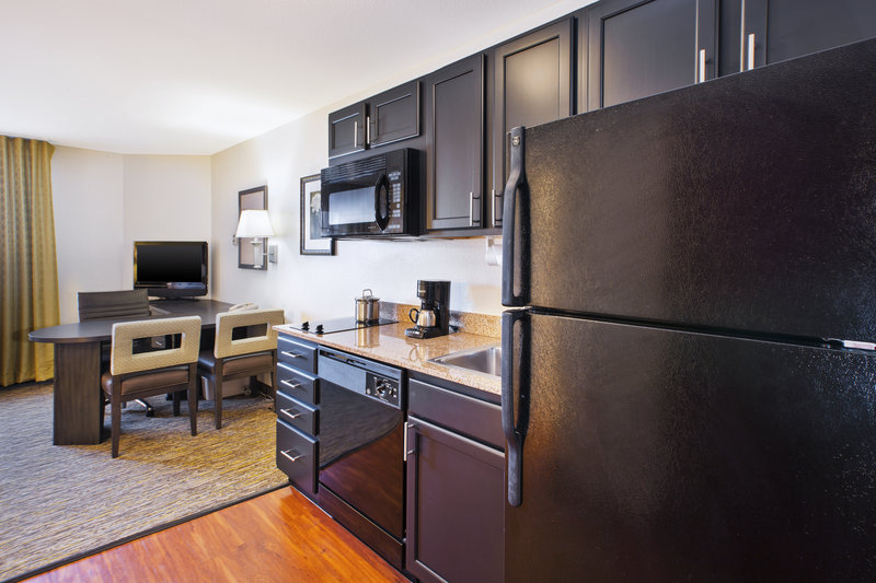 CANDLEWOODS SUITES AIRPORT