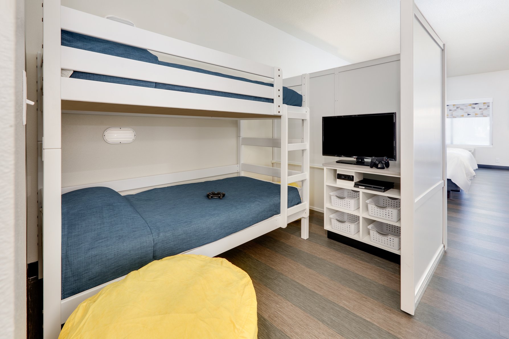 Holiday Inn Twin Falls Room Type - 1 King 1 Bunk Bed Suite