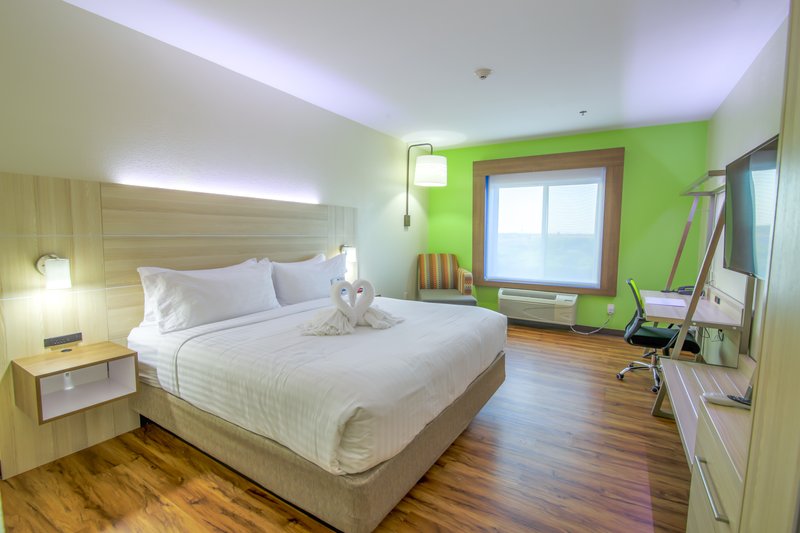 Holiday Inn Express and Suites Raymondville