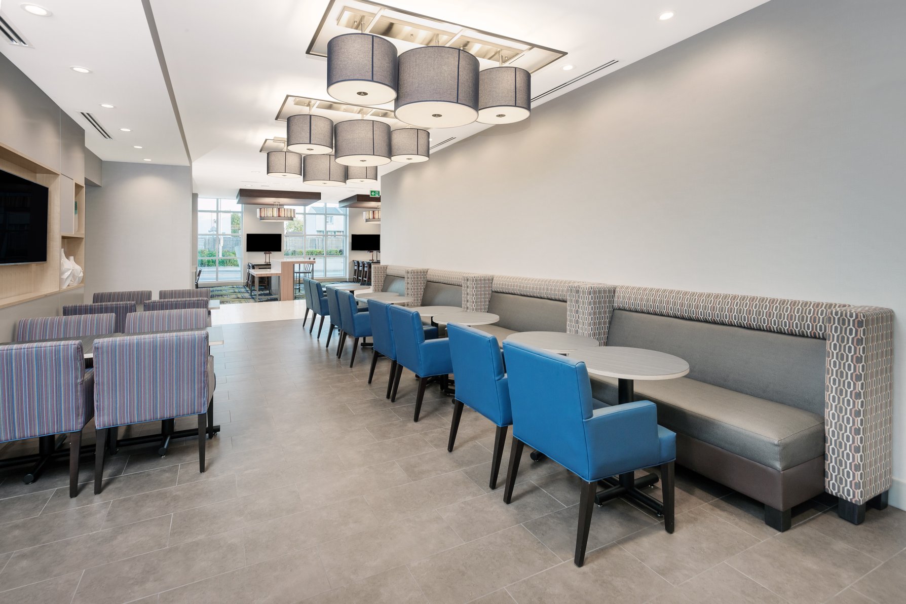 Enjoy and relax in the hotel lobby with free Wi-Fi.