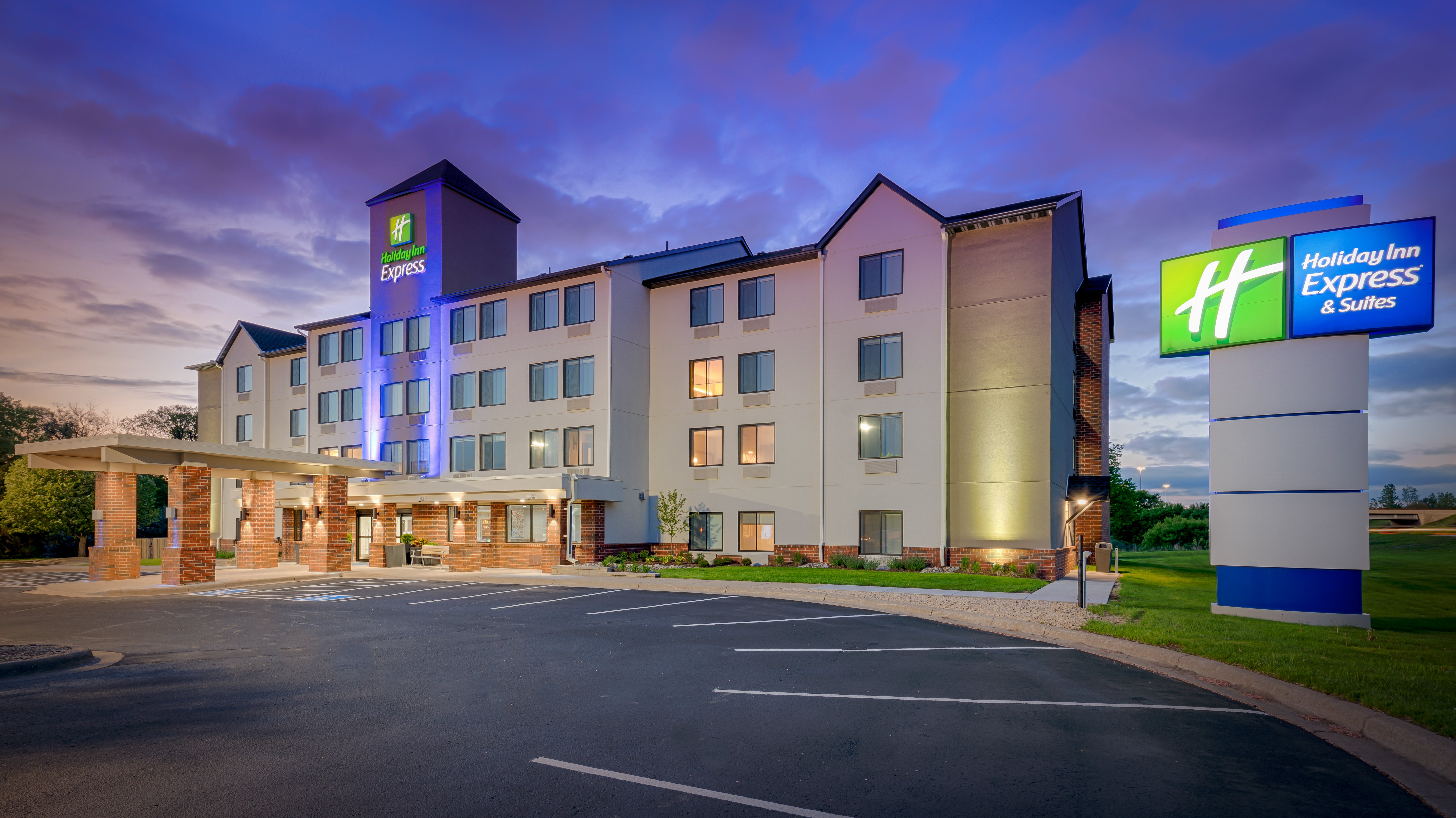 Holiday Inn Express & Suites Coon Rapids