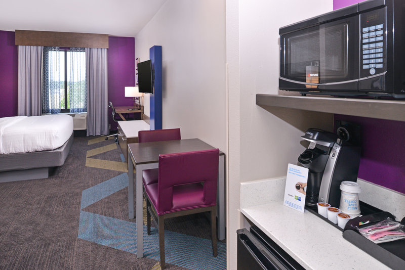 Holiday Inn Express and Suites Bryant West