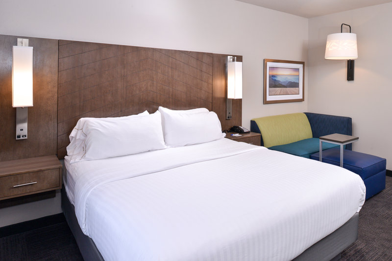 Holiday Inn Express and Suites Bryant West