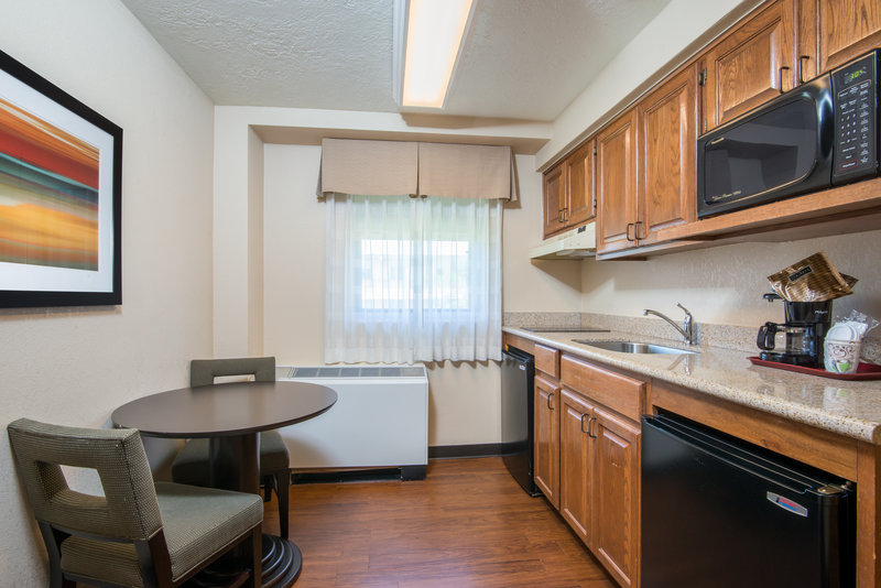 2 BEDROOM 2 BEDS KITCHENETTE SUITE