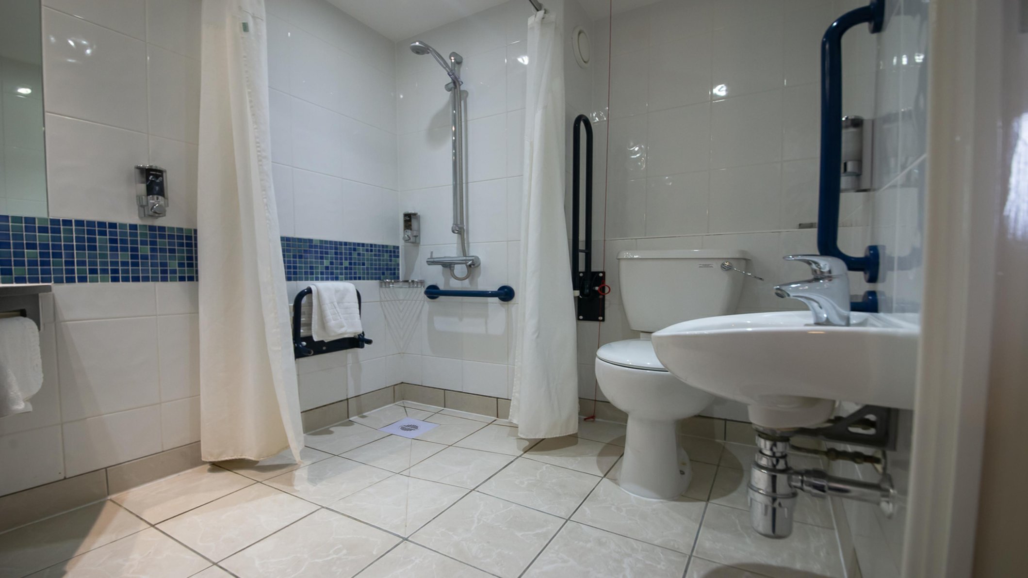 Holiday Inn Express HULL CITY CENTRE Room Type - 1 Double Accessible with Free Hot Breakfast Holiday Inn Express HULL CITY CENTRE Room Type - 1 Double Accessible with Free Hot Breakfast